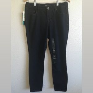 ⬇️ Curvy Fit Skinny Leg Jeans | Black Wash